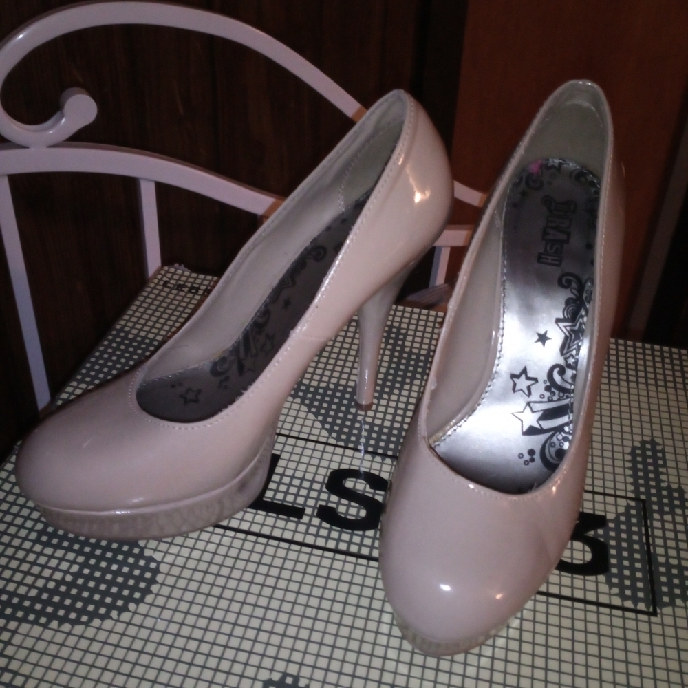 Nude pumps